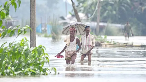 असम बाढ़ प्रभावित इलाका: भारी बारिश के बाद डूबे गांव और राहत कार्य | यंग भारत
