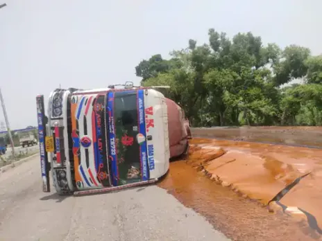  शीरे से भरा टैंकर पलट 