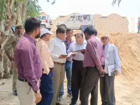  एसडीएम दुर्गेश यादव और यूपीडा के अधिशासी अभियंता मनीष सिंह के साथ स्थल का निरीक्षण किया।