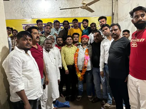 सर्वसम्मति से मोहर्रम इंतेजामिया कमेटी के जेनरल बनाए गए महताब का स्वागत करते पूर्व जेनरल व अन्य।