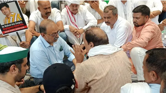 पीड़ित पक्ष से बात करते सीएमओ