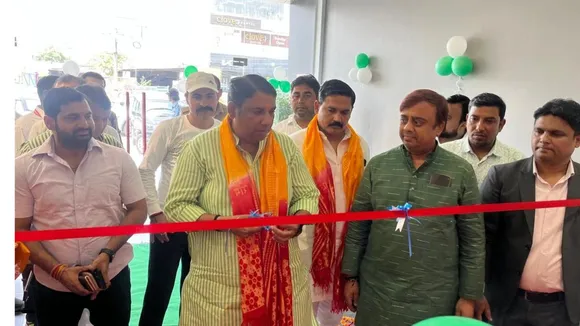 शोरूम का उद्घाटन 
