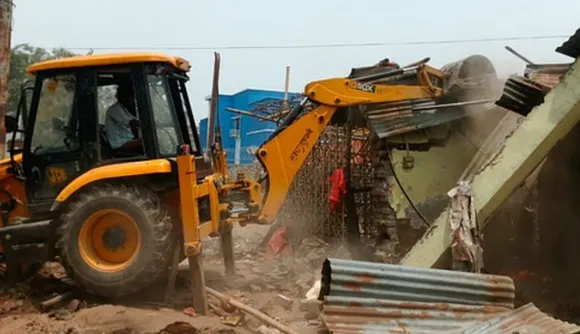 रोडवेज बस स्टैंड के सामने अतिक्रमण हटाती जेसीबी