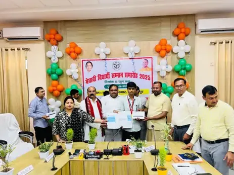 मेधावियों को सम्मानित किया गया।