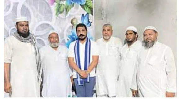 गांव वालों से मिले सांसद चंद्रशेखर