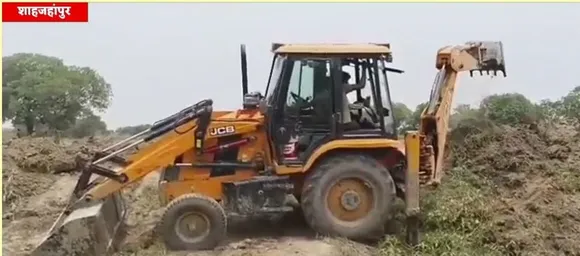 जेसीबी मशीनों से तेजी से हो रहा खोदाई कार्य