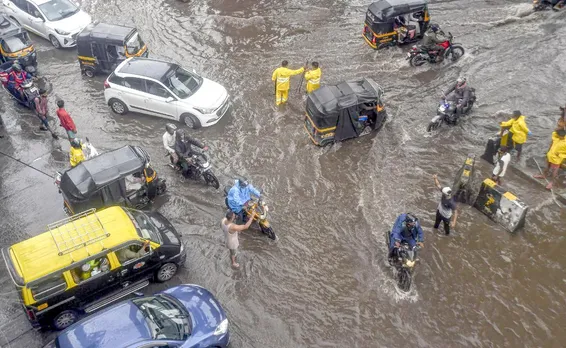 Mumbai Breaking: पुणे और पिंपरी में मूसलाधार बारिश, सड़क बनीं दरिया | यंग भारत न्यूज