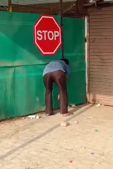 दुकान के शटर को गिरा कर बाहर शराब बेची जा रही