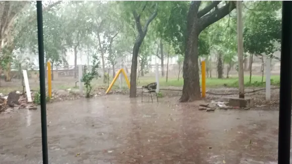 जमकर बरसीं बारिश 
