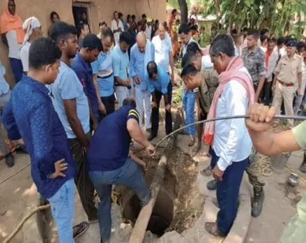 घटना स्थल पर मौजूद पुलिस प्रशासनिक अधिकारी, शव निकालते ग्रामीण