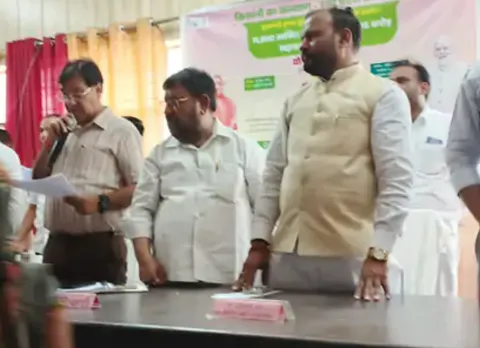 जलालाबाद  विधायक हर प्रकाश वर्मा  लाभार्थी परिवारों को प्रतीकात्मक चेक वितरित करते 