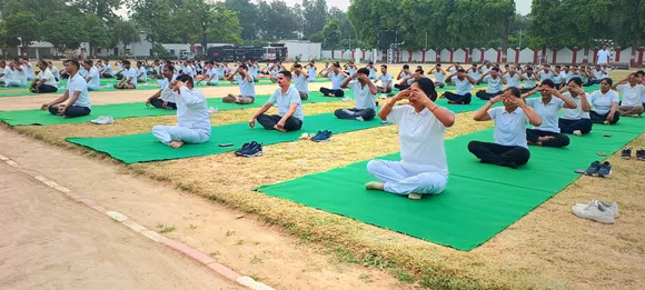   रिज़र्व पुलिस लाइन में पुलिस कर्मियों योग करते 