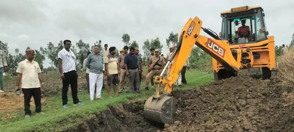 :किसानों ने रोका नदी की खोदाई कार्य, प्रशासन की मौजूदगी में फिर शुरू