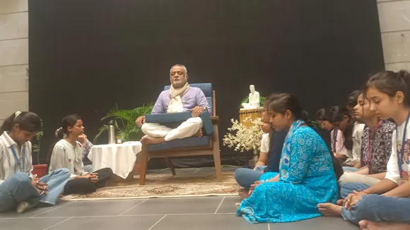 द ग्रांड आर्क होटल में साधकों को ध्यान कराते श्रीरामचंद्र मिशन के अध्यक्ष कमलेश डी पटेल दाजी
