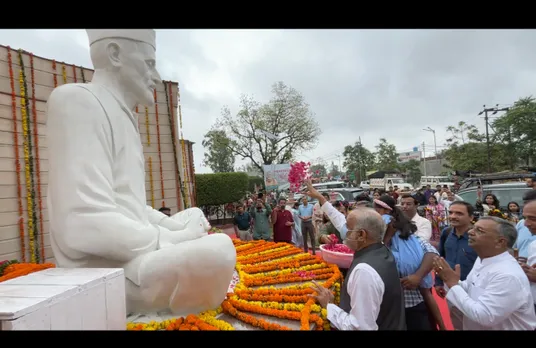 अजीजगंज स्थित सहजमार्ग् जंक्शन पर बाबूजी महाराज की प्रतिमा पर माल्यार्पण करते मिशन अध्यक्ष कमलेश पटेल दाजी