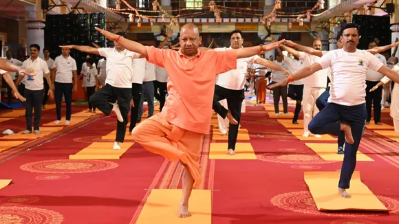 योग करते सीएम योगी।