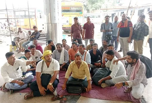 रोडवेज बस स्टैंड पर धरने पर बैठे संविदा कर्मी चालक-परिचालक।