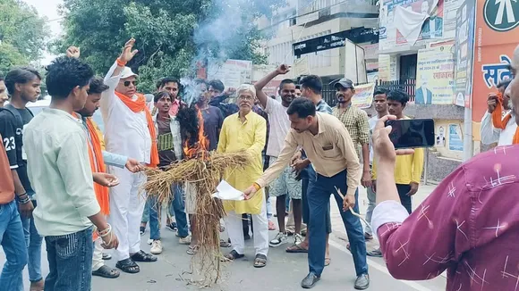 हिंदूवादी नेता राजेश अवस्थी के नेतृत्व में ग्रामीणों ने कलक्ट्रेट पहुंचकर प्रदर्शन