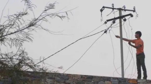 चोरी की बिजली से चल रहे एसी—कूलर