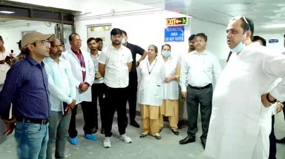 स्वास्थ्य मंत्री पंकज सिंह बवाना के महर्षि वाल्मीकि अस्पताल का निरीक्षण करते हुए, मरीजों से बात करते और सुविधाओं का जायजा लेते हुए | यंग भारत न्यूज