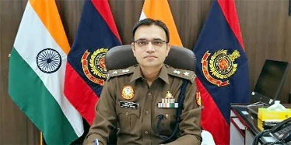 दिल्ली पुलिस द्वारा अवैध बांग्लादेशी अप्रवासियों को हिरासत में लेते हुए, अभियान की कार्रवाई दर्शाती हुई तस्वीर | यंग भारत न्यूज