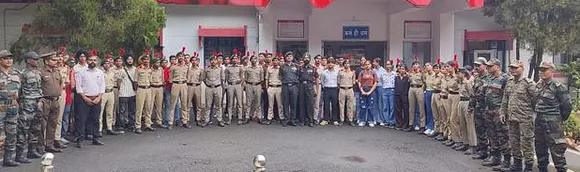 शाहजहांपुर में कैंट क्षेत्र में भ्रमण करते हुए कैडेट व अन्य छात्र।