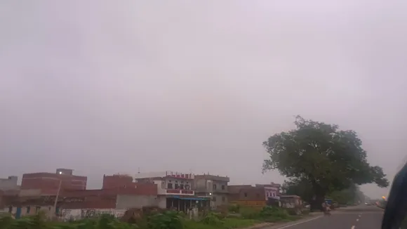 शाहजहांपुर में छाए बादलों का दृश्य