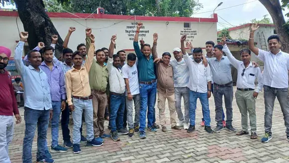 पुवायां में प्रदर्शन करते मीटर रीडर।