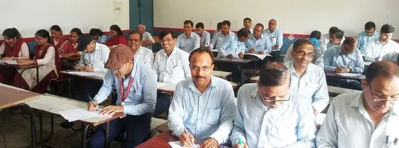 संजय कुमार सरस्वती विद्या मंदिर में आयोजित ब्रज प्रांत स्तरीय परीक्षा देते ​शिक्षक।