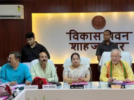 शाहजहांपुर में जिला पंचायत बोर्ड की बैठक में वित्त मंत्री सुरेश खन्ना और सांसद अरुण सागर
