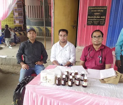 होम्योपैथी चिकित्सा में डॉ. मानवेंद्र सिंह एवं सहायक
