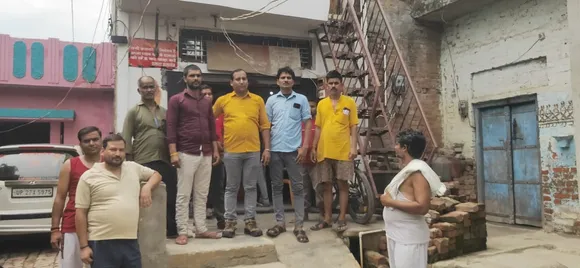 घोटाला की जानकारी मिलने पर अल्हागंज के डाकघर कार्यालय पहुंचे खाताधारक