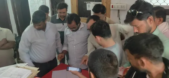 अल्हागंज में घोटाला की जांच करते जांच टीम में शामिल अधिकारी