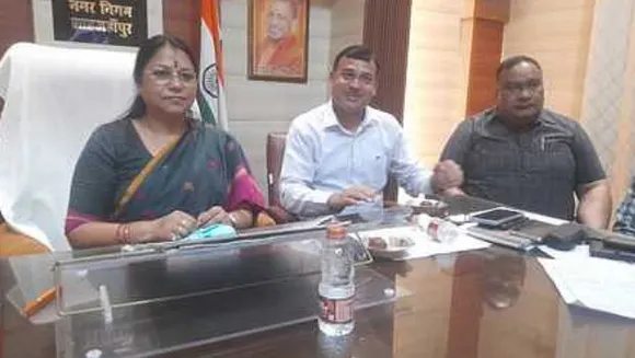 नगर निगम में जानकारी देतीं महापौर अर्चना वर्मा।