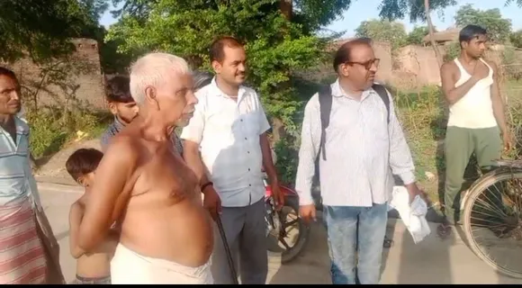 जलालाबाद की ग्राम पंचायत भरथौली में विकास कार्यों की जांच को पहुंचे जेई ग्रामीणों से जानकारी लेते हुए