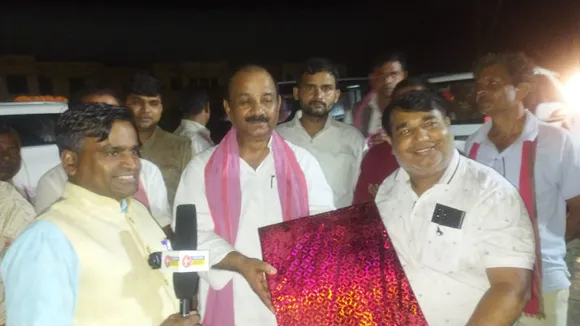 सपा प्रदेश अध्यक्ष का स्वागत करते एसएसपीएस एजुकेशन एंड  मेडिकल इंस्टीटयूट के निदेशक कमलेश यादव