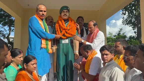 काबिलपुर में कारगिल बलिदानी रमेश सागर की प्रतिमा पर माल्यार्पण करते भाजपा के जनपद प्रभारी व पूर्व मंत्री सुरेश राणा व भाजपा जिलाध्यक्ष, पीछे खडे सांसद व सामने विधायक व पूर्व जिला पंचायत अध्यक्ष