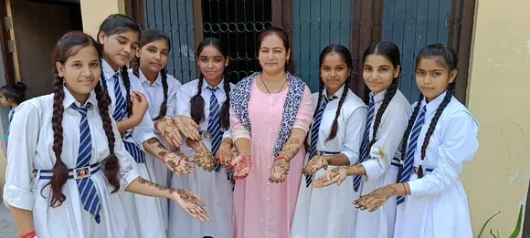 स्वामी विवेकानंद स्कूल में हरियाली तीज पर मेहंदी प्रतियोगिता में शामिल छात्राएं