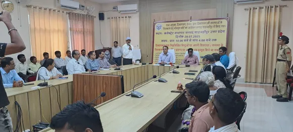 कलक्ट्रेट सभागार में आयोजित मोबाइल कोर्ट में दिव्यांजनो के मामलों की सुनवाई करते राज्य आयुक्त प्रो हिमांशु शेखर व पास बैठे उपायुक्त