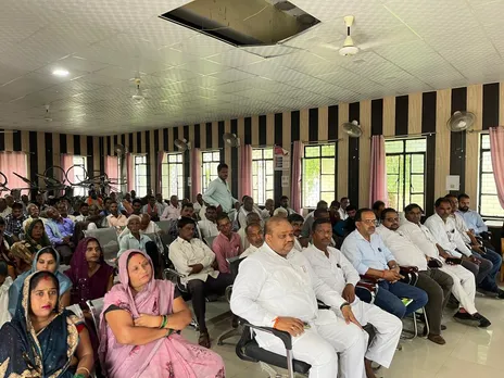 पीएम किसान सम्मान निधि की 20वीं किस्त जारी होने के उपलक्ष्य मेें ददरौल ब्लाक में आयोजित कार्यक्रम में उपस्थित विधायक अरविंद सिंह तथा ग्राम प्रधान  खंड ददरौल में आयोजित कार्यक्र