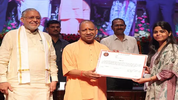 पुलिस विभाग में चयनित कर्मियों को सीएम योगी ने सौंपा नियुक्ति पत्र