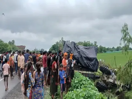 भरी ट्रैक्टर ट्राली पलटी, सभी श्रद्धालु सुरक्षित