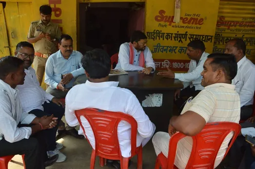 भाजपा के वार्ड मेंबर महेश यादव के घर शोक संवेदना जताते हुए सपा सांसद नीरज मौर्य