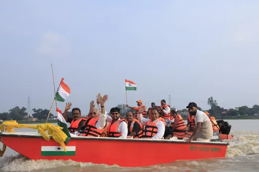 महाभारत कालीन लिलौर झील में नौका विहार करते हुए यूपी सरकार के पशुपालन मंत्री धर्मपाल सिंह