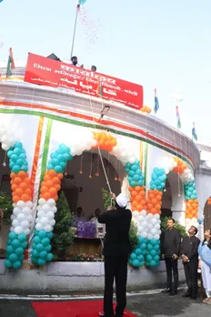 कलक्ट्रेट परिसर में ध्वजारोहण करते हुए डीएम अविनाश सिंह