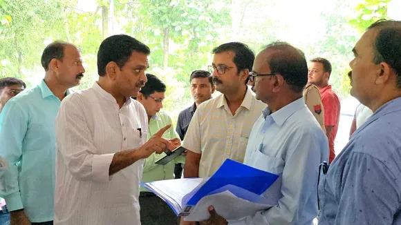 सर्वोदय विद्यालय के भवन निर्माण की गुणवत्ता का निरीक्षण करते हुए राज्य मंत्री असीम अरुण