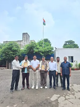 सुपिरियर इंडस्ट्रीज में तिरंगा फहराते हुए एचआर मैनेजर दिनेश मिश्र