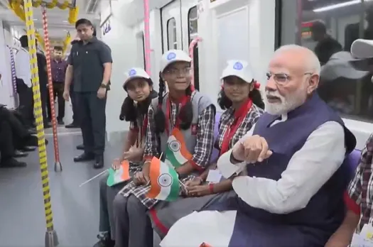 Modi in Kolkata metro