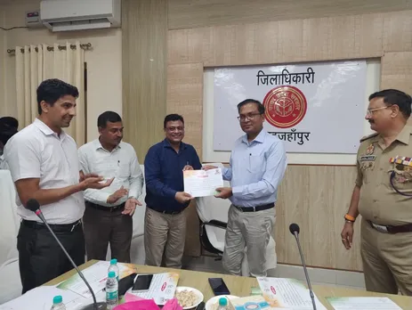 बाढ के दौरान पीईटी परीक्षा को संपन्न कराने में विशिष्ट योगदान के लिए ओएसडी अनुराग पाल को सम्मानित करते डीएम धर्मेद्र प्रताप सिंह