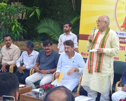 खिरनी बाग रामलीला समिति की बैठक को संबोधित करते वित्त एवं संसदीय कार्य मंत्री सुरेश खन्ना, पास बैठक समिति पदाधिकारी